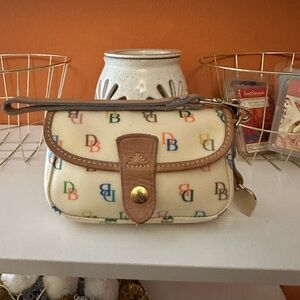 DOONEY & BOURKE Cream Multicolor Logo Wristlet(NWOT)
